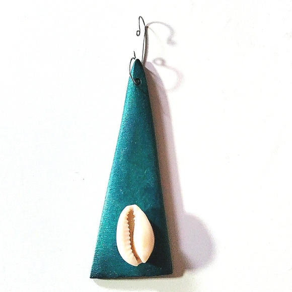 HAPPY HOLIDAYS New (2) Handcrafted Wood Ornaments! Genuine Cowries. Unisex Items - Picture 4 of 7